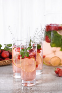 冷藏液体夏季草莓鸡尾酒或柠檬水加辣椒冷冻和新鲜有机软饮料杯中含成熟浆果朗姆酒图片