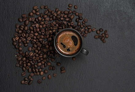 香气咖啡杯豆周围黑色石头背景文本复制空间顶视图咖啡时间芳香自助餐厅图片