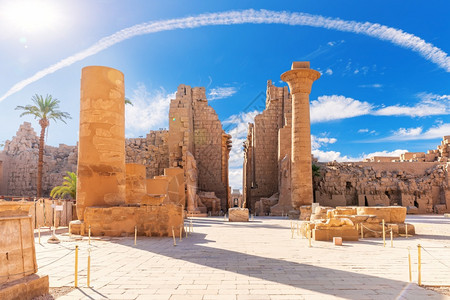 埃及卢克索著名的古老访问地点卡纳克寺庙大假教殿堂村庄入口伟大的图片