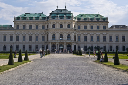 经典的在维也纳美丽宫殿贝尔维迪在阳光明媚的一天白色纪念碑图片