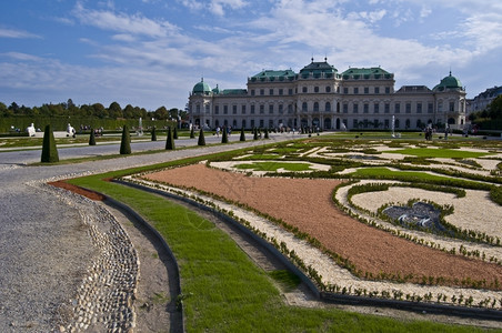 在维也纳美丽的宫殿贝尔维迪在阳光明媚的一天城堡蓝色花园图片