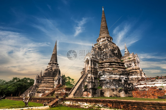 亚洲人Ayutthaya泰国旅游地貌和目的古老佛教寺庙废墟位于WatPhraSriSanphet寺庙日落天空下的Ayutthay图片