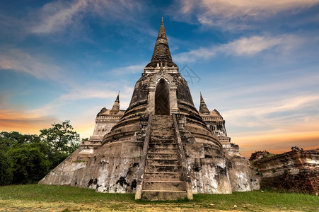 遗产Ayutthaya泰国旅游地貌和目的古老佛教寺庙废墟位于WatPhraSriSanphet寺庙日落天空下的Ayutthaya图片