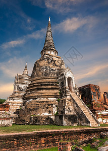 高棉Ayutthaya泰国旅游地貌和目的古老佛教寺庙废墟位于WatPhraSriSanphet寺庙日落天空下的Ayutthaya图片