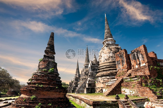 复古的文化宝塔Ayutthaya泰国旅游地貌和目的古老佛教寺庙废墟位于WatPhraSriSanphet寺庙日落天空下的Ayut图片