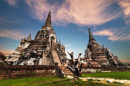 Ayutthaya泰国旅游地貌和目的古老佛教寺庙废墟位于WatPhraSriSanphet寺庙日落天空下的Ayutthaya帕传图片