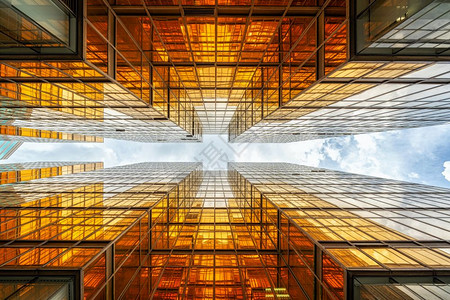 天际线商业的香港摩天大楼上升角度与高层建筑玻璃商业和金融建筑工业概念之间的云反射现代图片