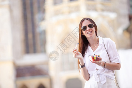 历史马拉维也纳有街边食物的年轻女青漂亮孩外面有水果出吃旅游女客在维也纳度假看着马车里漂亮的匹战车图片