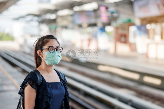 青年女性在火车站戴着口罩图片