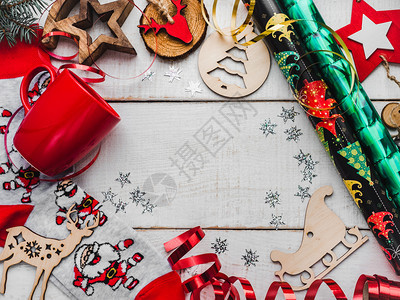 喜庆的树多样圣诞和新年装饰玩具与圣诞老人的温暖袜子在白木表面的红色杯子供您刻字用在顶楼观景处平铺的贺卡彩色多的圣诞节和新年装饰马图片