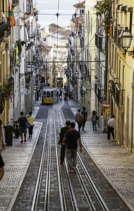旅行2016年9月8日葡萄牙里斯本市在阳光明媚的当天与著名老旅游电车搭载着满人经典的电缆图片