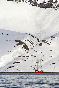远征船白雪皑的山脉奥斯卡二世土地北极斯瓦尔巴群岛挪威欧洲景观海放松图片