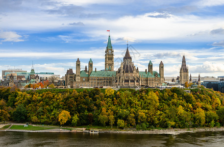 加拿大渥太华河对面议会山峰的令人惊艳秋天景象际线自然结石图片