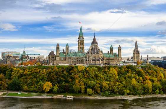 加拿大渥太华河对面议会山峰的令人惊艳秋天景象际线自然结石图片