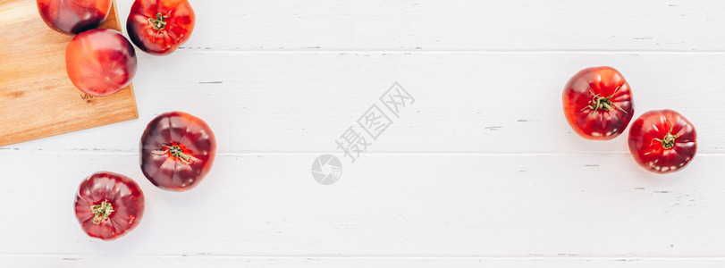 木板新鲜制作西红柿marazul在白木桌背景上复制空间小屋烹饪概念模拟