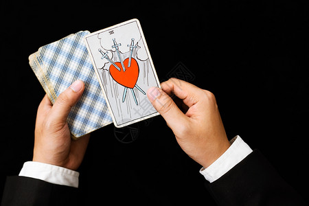 投掷用来检查星空的塔罗牌三把卡有爱情问题预测图片