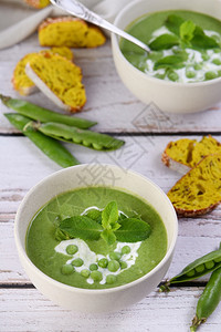 健康新鲜的汤纯青豆盛满绿洋葱薄荷和松脆土豆面包蛋白质荚图片
