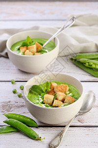 午餐休息新鲜的汤纯青豆盛满绿洋葱薄荷和松脆土豆面包厚的图片