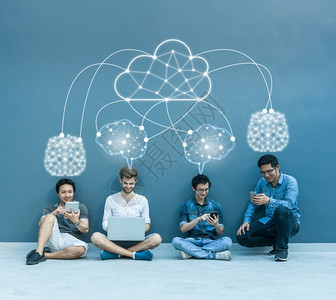 技术和云计算概念亚洲和多样群体的人集思广益与云型计算机合作在墙底的户外使用智能设备技术在墙面背景上在职的编程金融图片