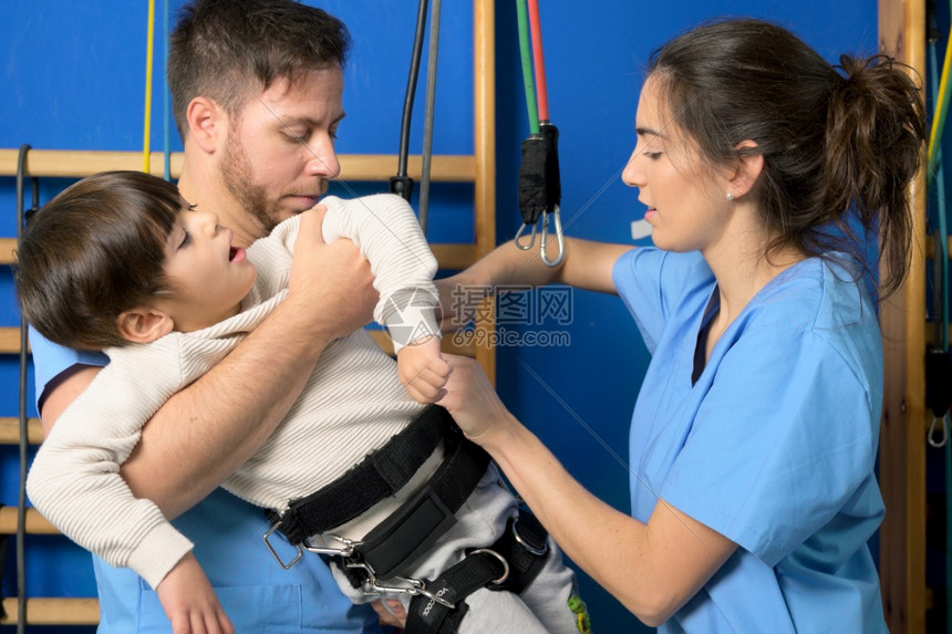失能人们物理治疗师为残疾儿童在医院进行康复治疗做准备高质量摄影物理治疗师为残疾儿童在医院进行康复治疗做准备手图片
