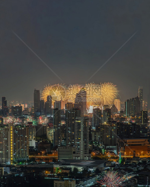 美丽的曼谷新年节庆烟花泰国曼谷市火花在圣诞节新年上向天空亮放间供文本不专注具体为重点建筑物爆炸图片