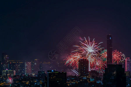 颜色时间曼谷新年节庆烟花泰国曼谷市火花在圣诞节新年上向天空亮放间供文本不专注具体为重点明亮的图片
