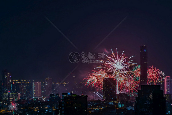 颜色时间曼谷新年节庆烟花泰国曼谷市火花在圣诞节新年上向天空亮放间供文本不专注具体为重点明亮的图片