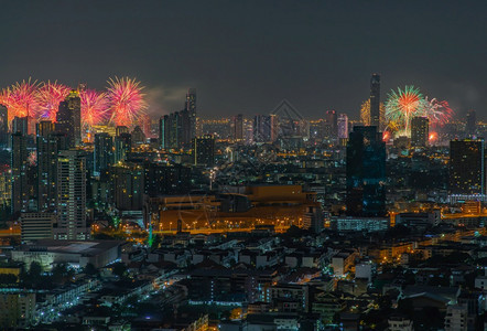 夜晚曼谷新年节庆烟花泰国曼谷市火花在圣诞节新年上向天空亮放间供文本不专注具体为重点河庆典图片