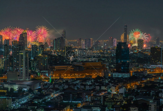 夜晚曼谷新年节庆烟花泰国曼谷市火花在圣诞节新年上向天空亮放间供文本不专注具体为重点河庆典图片