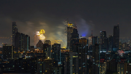夜晚丰富多彩的倒数曼谷新年节庆烟花泰国曼谷市火花在圣诞节新年上向天空亮放间供文本不专注具体为重点图片