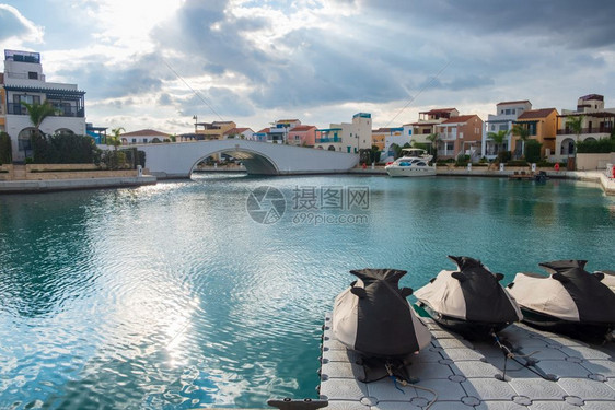 拱门位于塞浦路斯利马索尔市的美丽玛娜其前额和豪华住宅背景上有喷气滑雪树头和高豪华住房它包括一个新开发的港口配有停靠游艇餐馆和商店图片