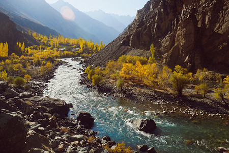 矿物树叶弯曲巴基斯坦GilgitBaltistanGivisGhizer的秋天季节风流于兴都库什山脉谷沿河流的美丽自然景观图片