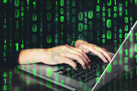 个人的保护使用键盘将坏数据打入计算机在线系统并传播全球被盗个人信息黑客网络安全概念将坏数据输入计算机在线系统保密图片