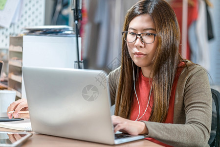 亚洲人在职的学生亚洲女商人使用科技笔记本电脑在家工作卧室视频会议和教育初创企业和主生活方式职业社会疏离和自我责任图片