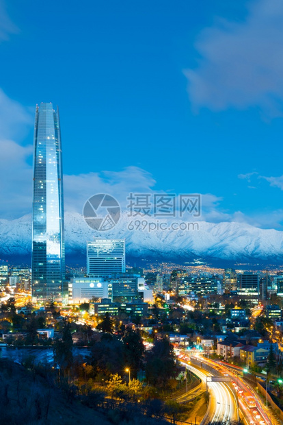 塔灯普罗维登西亚金融区天际与智利圣地亚哥后边的安第斯山脉LosAndes山城市景观图片