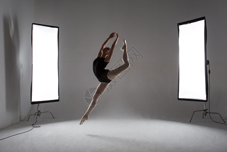 柔光箱在后台拍摄一个优雅的芭蕾舞女演员在播室用光软盒子美丽和优雅的概念在后台拍摄一个优雅的芭蕾舞女演员在播室一种工作图片