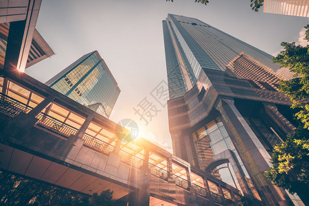 镇旅行太阳在日落的天空中照耀着太阳以脚桥城市建筑背景的玻璃反射到香港的一扇玻璃里去而现代摩天大厦的抽象未来城市景色则在夕阳的天空图片