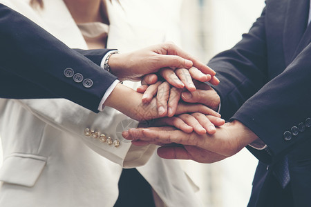 拇指手势臂多族裔人小组协同工作在商业团队成功方面进行志愿者协作