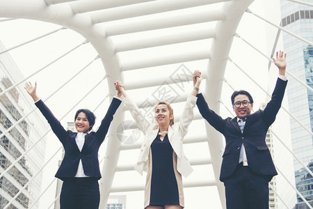 交易企业家打手势多族裔人小组协同工作在商业团队成功方面进行志愿者