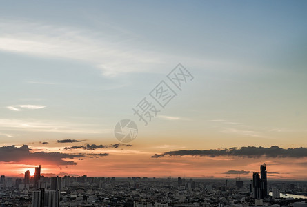 环境金的超过曼谷大都会城市的橙色天空有云雾日出风景优美广丽的全景光观曼谷复制空间选择焦点图片