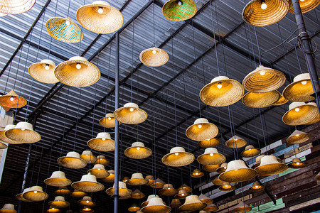 质地由安法瓦漂浮市场餐厅内当地材料竹子制成的帽造灯具是泰国最受欢迎的旅游者之一Ambhawafloormovelwork制作橙背景图片