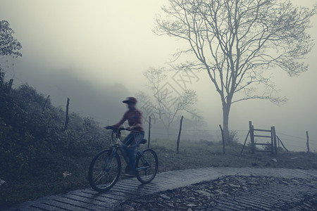 拉普捷夫冒险墨西哥华斯特卡波托西纳阿奎斯蒙的乡村公路上骑自行车的人爬坡道图片