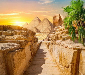 太阳天空历史夜光照耀金字塔和斯芬克在吉萨阳光下图片