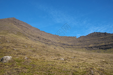 在法罗群岛最北端屿维奥伊的美景丽山地风法罗群岛光荣景色法罗群岛最北部端屿上的雄伟Villingardalsfjall山场景假期诺图片