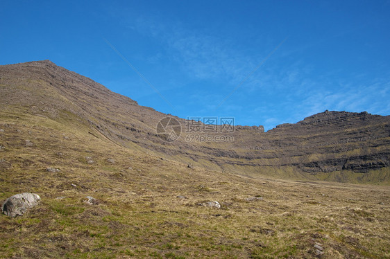 在法罗群岛最北端屿维奥伊的美景丽山地风法罗群岛光荣景色法罗群岛最北部端屿上的雄伟Villingardalsfjall山场景假期诺图片