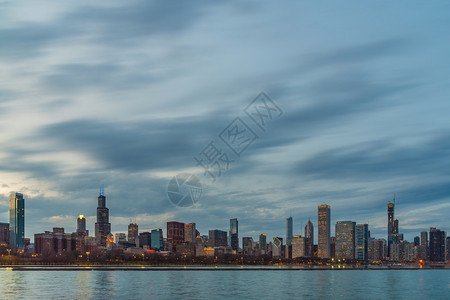 密歇根州城市景观美国伊利诺州密歇根湖一带芝加哥市风景河边的芝加哥城景点美丽的清晨时间美国伊利诺州商业建筑和与旅游概念图片
