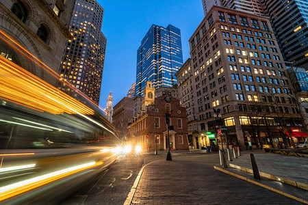 旅行状态天空波士顿老旧州立大厦的景象在美国马萨诸塞州黄昏时兴起建筑和与旅游概念图片