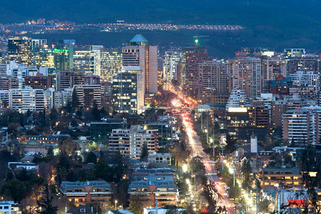 挤多层建筑物智利圣地亚哥LasCondes富裕区的住宅和办公楼视图智利圣地亚哥的LasCondes图片