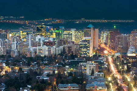 拉斯发光的智利圣地亚哥LasCondes富裕区的住宅和办公楼视图智利圣地亚哥的LasCondes目的地图片