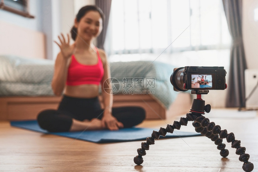 视频女士摄像头拍亚洲女在家做瑜伽的录像和现场直播当Covid19爆发健康或冥想运动冠状流行以及检疫vlogandIpactr图片